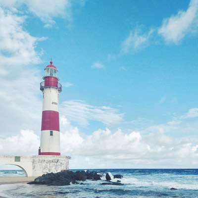 Leuchtturm vor blauem Himmel